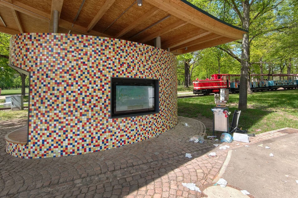 Kulturhauptstadt-Erbe mit "Schönheitsfehler": Vor dem neuen Küchwald-Pavillon sammelte sich am langen Wochenende der Müll.
