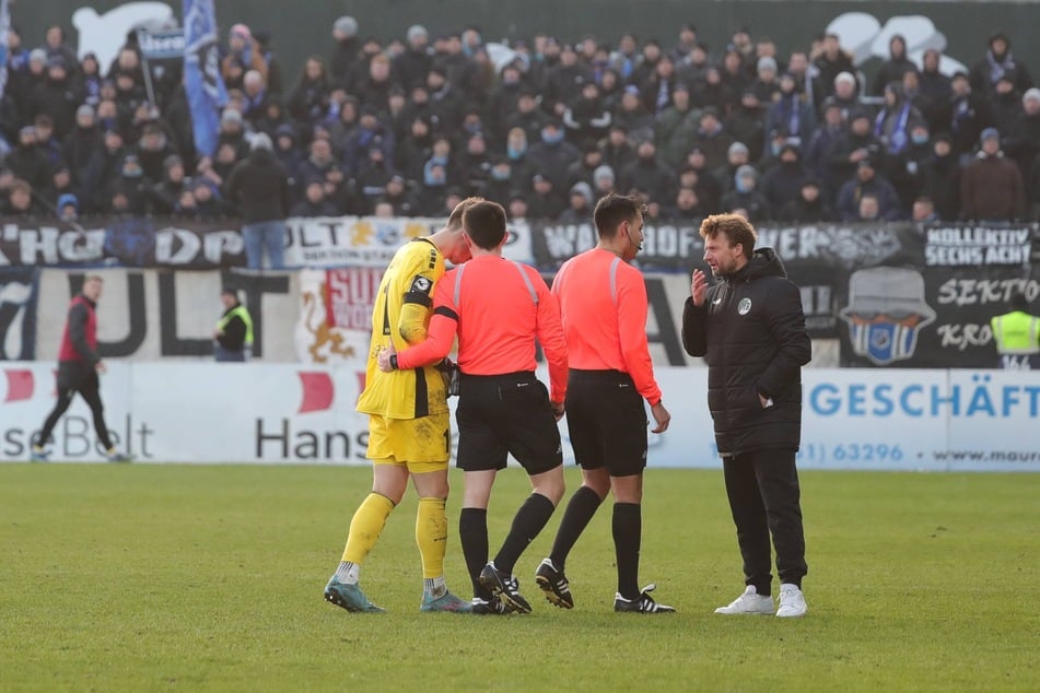 Diskussionsbedarf: Schiedsrichter Nico Fuchs erklärt den Lübeckern die Spielunterbrechung.