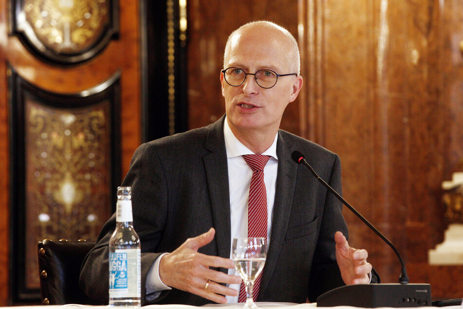 Peter Tschentscher (SPD), Erster Bürgermeister, spricht im Hamburger Senat.