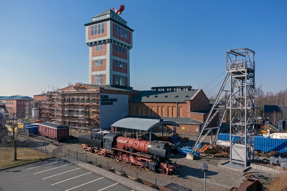 Schon von Weitem ist der Förderturm zu sehen: Bis 1971 fuhren hier täglich Hunderte Bergleute in den „Kaiserin-Augusta-Schacht“ (später „Karl-Liebknecht-Schacht“) ein, um Steinkohle zu fördern.