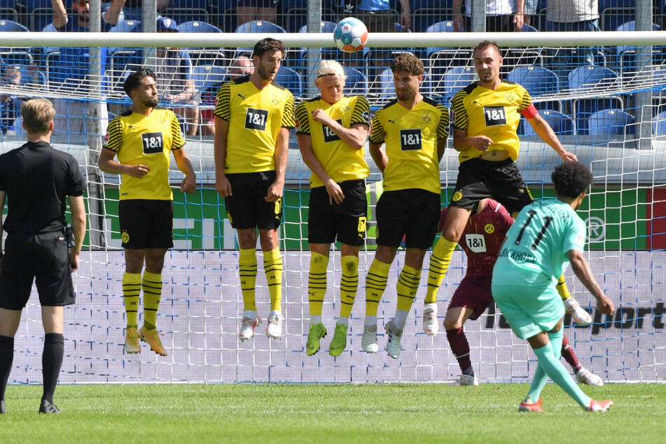 Sehenswert trifft Herbert Bockhorn (26) zum zwischenzeitlichen 3:0.