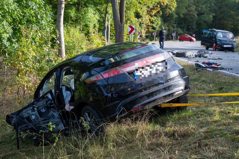 Infolge des frontalen Zusammenstoßes ist der beteiligte schwarze Honda Civic im Straßengraben gelandet.