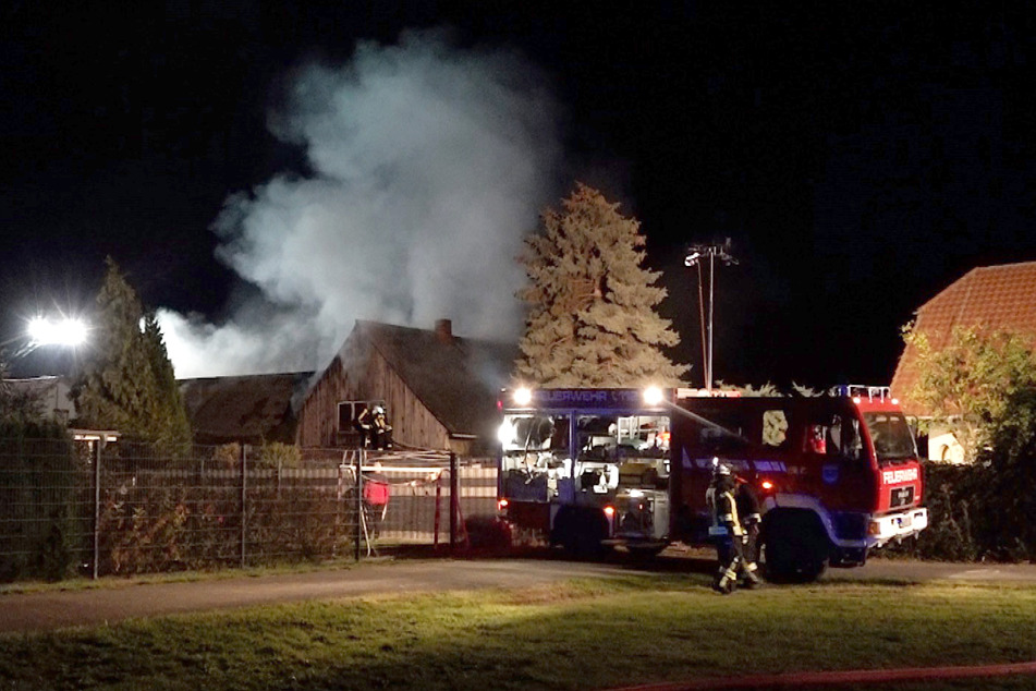 In Weddendorf stand ein Wohnhaus in Brand. Die Feuerwehr war mit knapp 70 Kameraden im Einsatz.