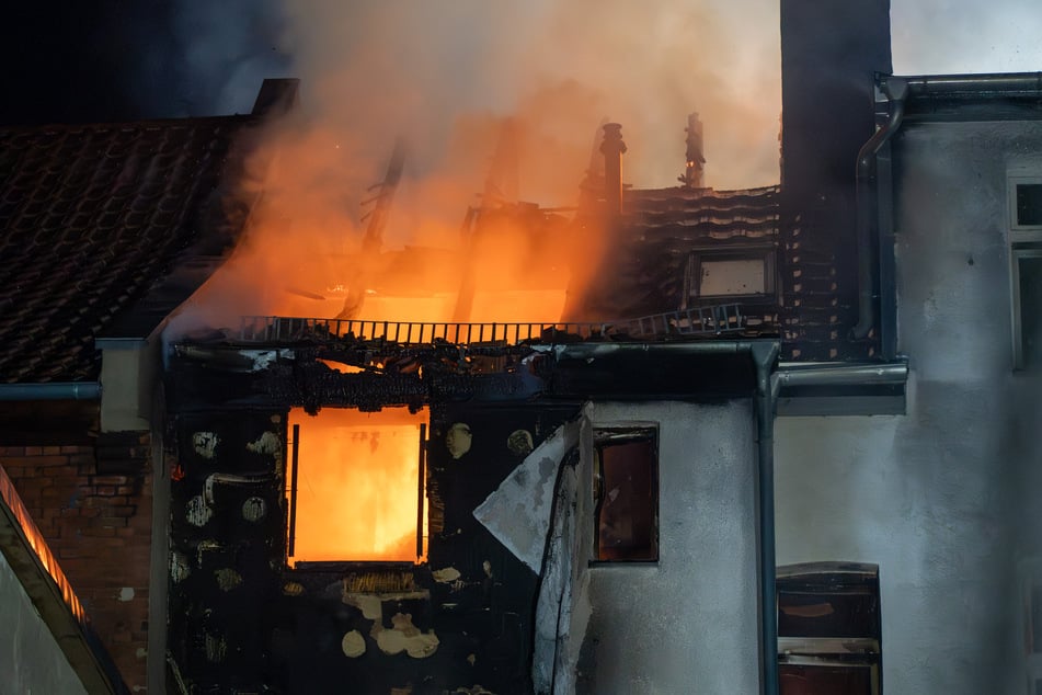 Feuer zerstört Mehrfamilienhaus: Bewohner in Bus untergebracht
