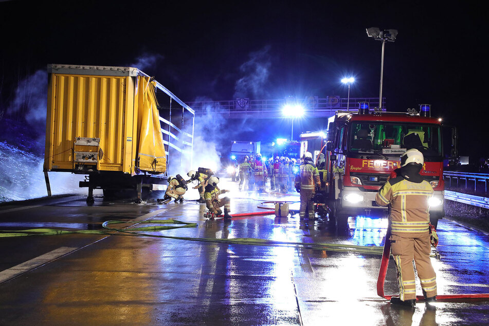 Die Autobahn musste für die Zeit der Löschung in Richtung Prag voll gesperrt werden.
