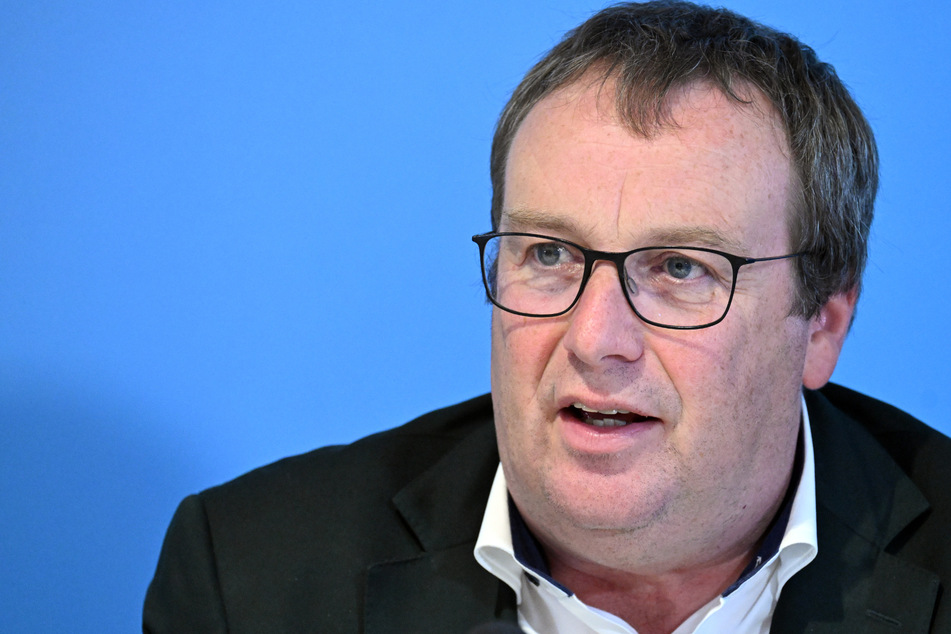 NRW-Verkehrsminister Oliver Krischer (55, Grüne) erwartet spätestens 2026 spürbare Verbesserungen im Bahnverkehr.
