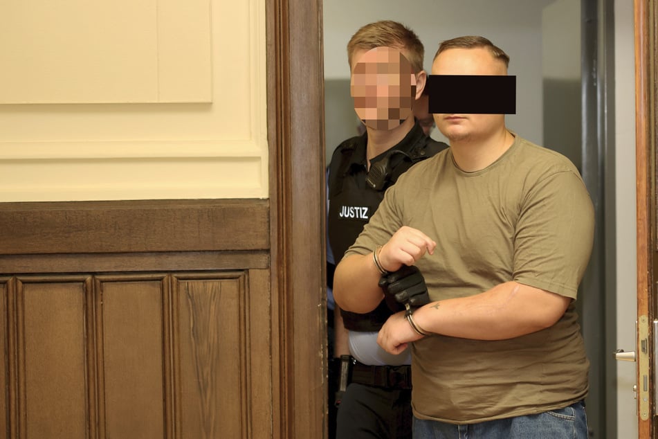 Pierre B. (20) wird an Hand- und Fußfesseln in den Gerichtssaal geführt. Dort gab er sich bislang lammfromm - und legte am Montag ein Geständnis ab.