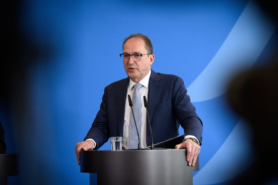 Der neue Bundesinnenminister Alexander Dobrindt (54, CSU) am Mittwochabend auf der Pressekonferenz zur Situation an den deutschen Grenzen.