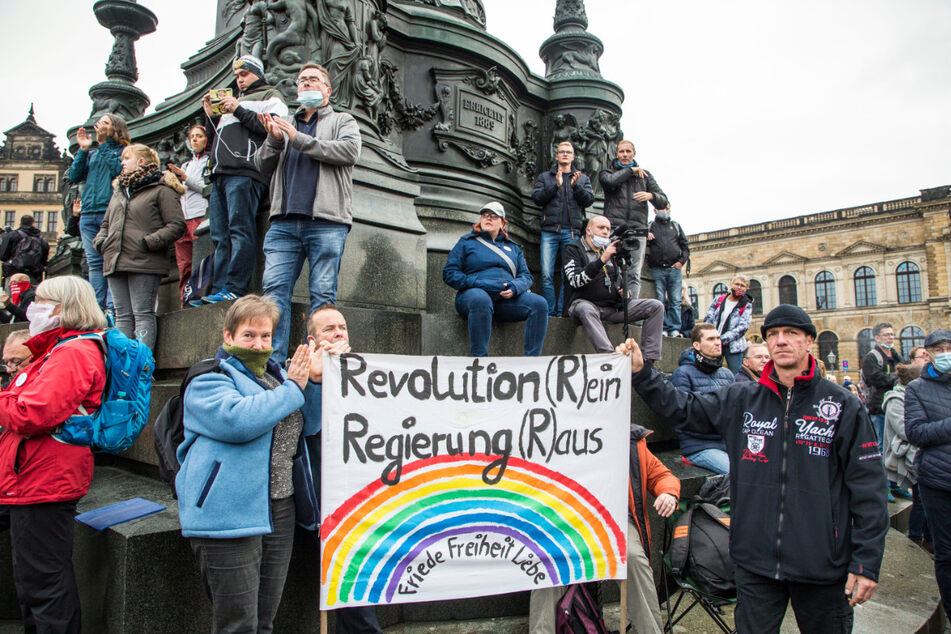 Mit und ohne Maske: Zu der Demo von "Querdenken" am Samstag in Dresden kamen rund 3000 Teilnehmer. Die Polizei hätte gegen die Maskenverweigerer vorgehen müssen, so Kerstin Köditz (53) von den Linken.