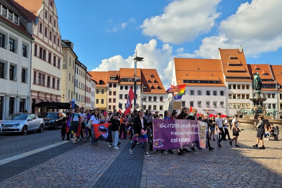 Christopher Street Day (CSD) in Freiberg: Am Samstag zogen Hunderte Teilnehmer durch die Innenstadt.