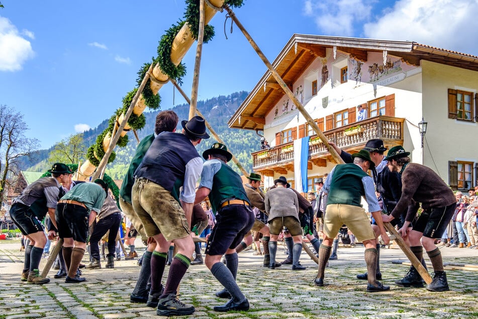Als mit vereinten Kräften versucht wurde, den Maibaum aufzustellen, passierte das Unglück. (Symbolbild)