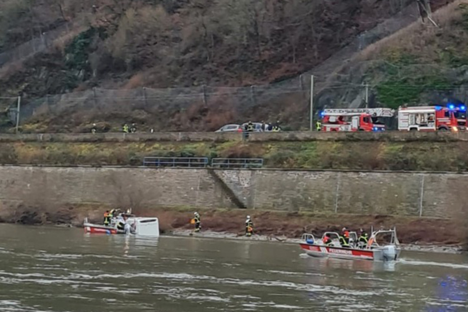 Die Wasserschutzpolizei barg mithilfe der Feuerwehr das Wohnmobil aus dem Wasser.