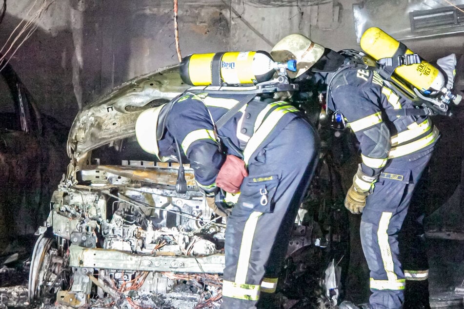 Die Feuerwehr löschte den Brand in der Tiefgarage. Neun Autos brannten.