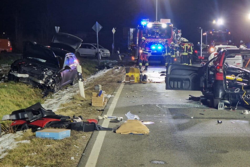 Bei einem Frontalunfall zwischen Waldkirchen und Erlauzwiesel sind an Neujahr mindestens zwei Menschen schwer verletzt worden.