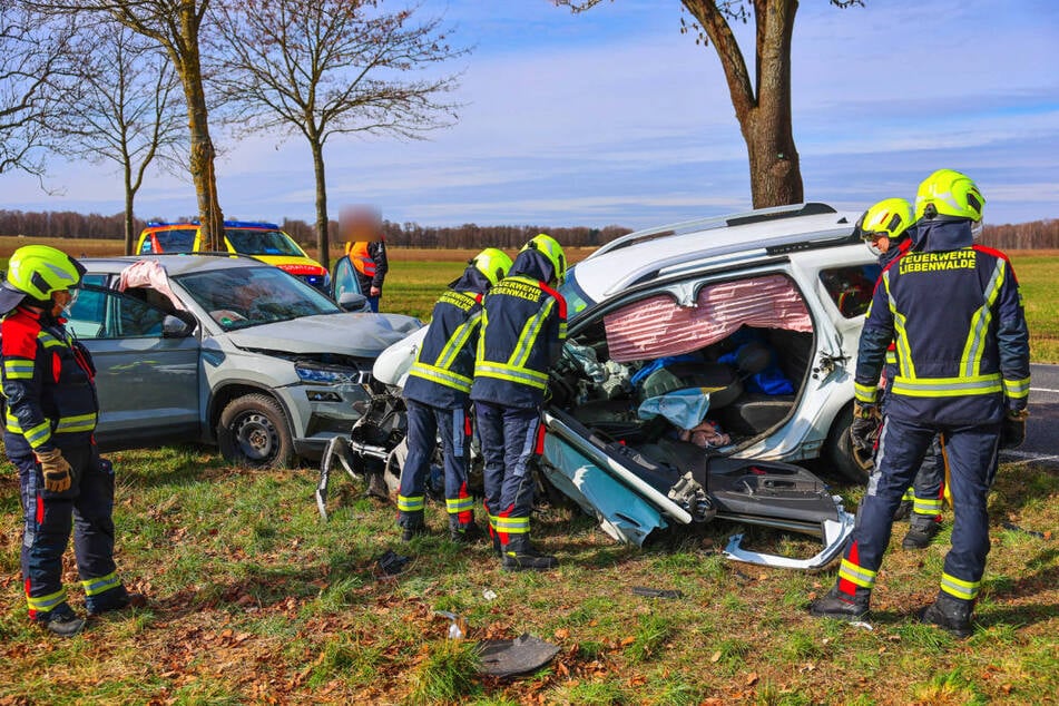 Auf der Landstraße 21 in Brandenburg sind am Samstag ein Škoda und ein Duster frontal zusammengestoßen.