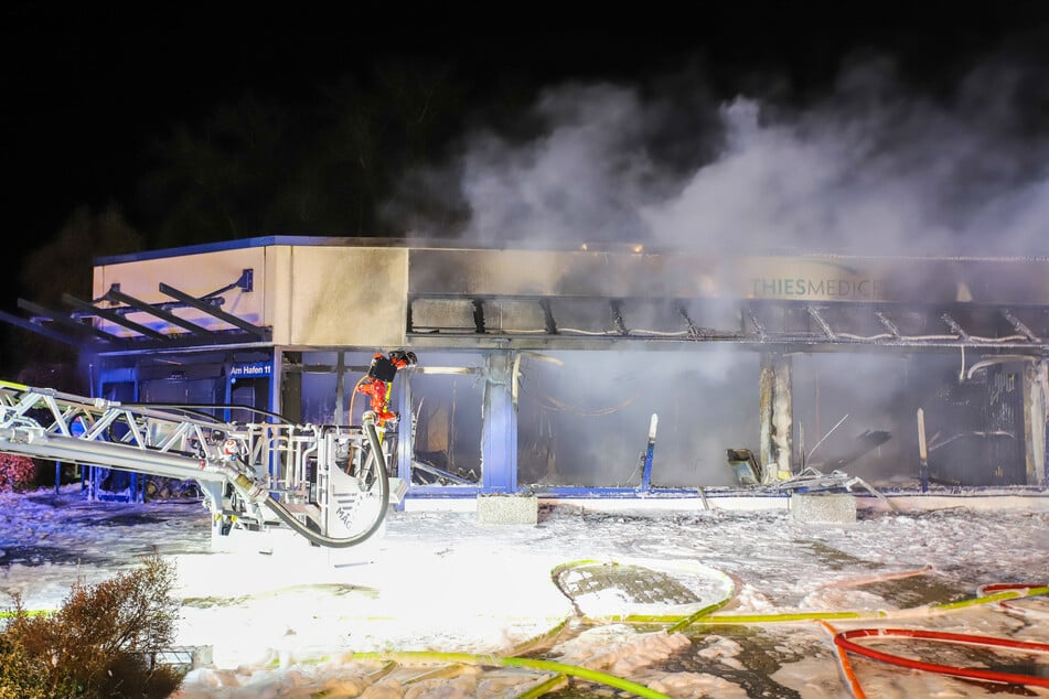 In Pinneberg ist in einem Gewerbebetrieb für Sanitätsbedarf ein Feuer ausgebrochen.