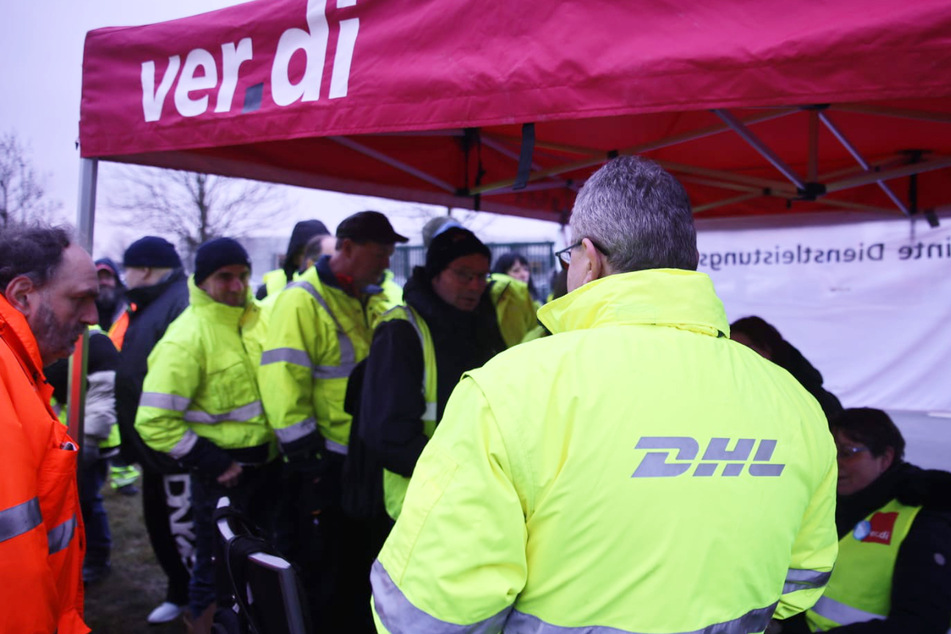 Warnstreik für fünf weitere Urlaubstage: Mitarbeiter des DHL Hub Leipzig legen Arbeit nieder