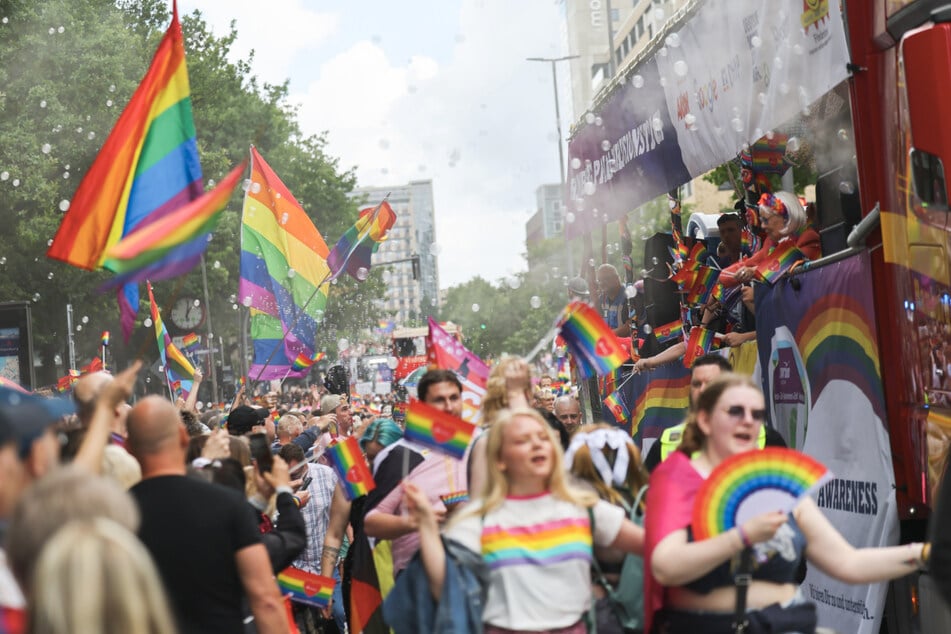 Hamburg: Eklat bei CSD in Hamburg? Security verweigert Menschen mit Pride-Flagge Zutritt zu Einkaufszentrum