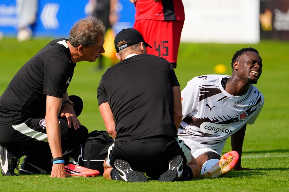 Das sieht schmerzhaft aus: Abdoulie Ceesay (22) musste nach einem Zweikampf verletzt vom Platz.