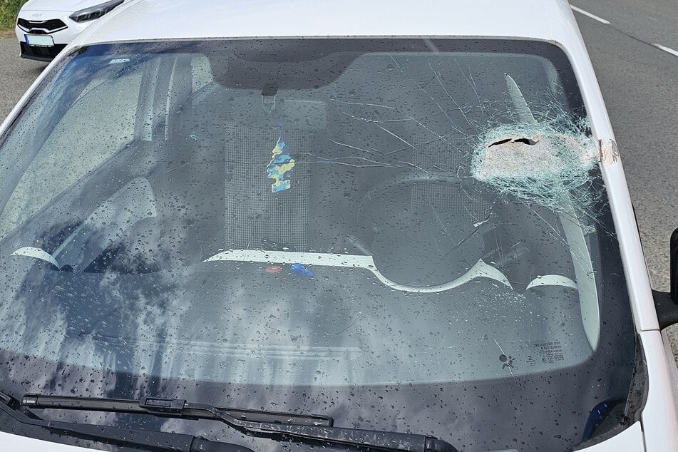 Eine Renault-Fahrerin verletzte sich, weil Ladung von einem Lkw ihre Windschutzscheibe getroffen hat.