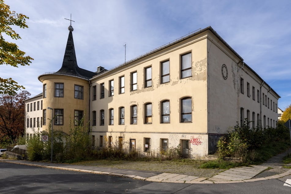 Der Eingangsturm sticht am Hauptgebäude der ehemaligen Schule besonders hervor.