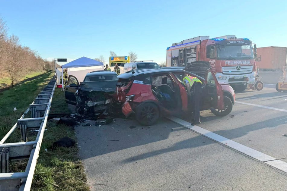 Die Einsatzkräfte waren im Großaufgebot vor Ort und sicherten die Unfallstelle ab.