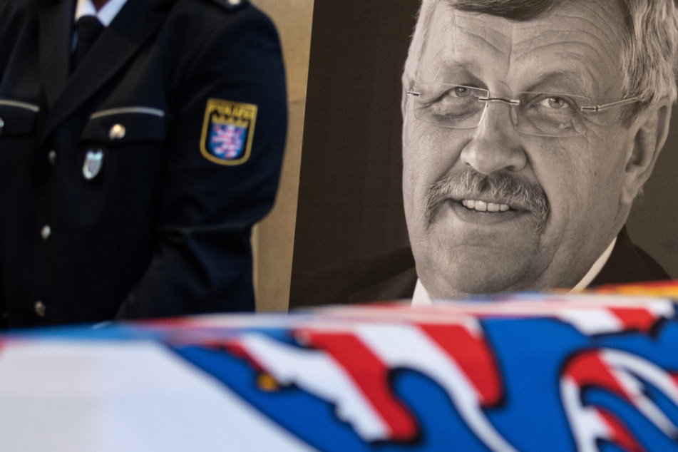 Das Konterfei von Walter Lübcke (CDU) war am Sarg des Verstorbenen bei einem Trauergottesdienst in Kassel zu sehen.