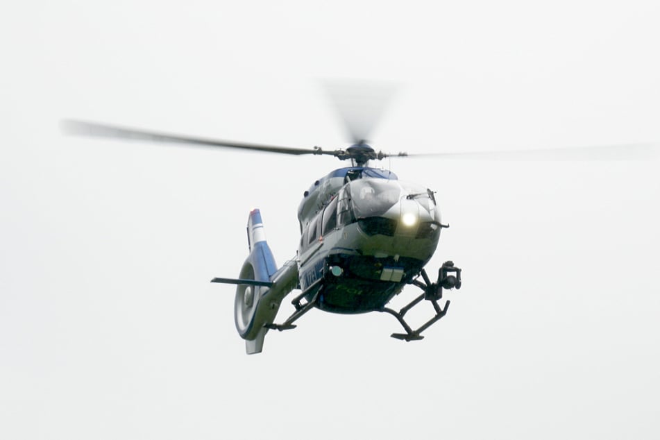 Auch ein Polizeihubschrauber ist im Einsatz. (Symbolbild)