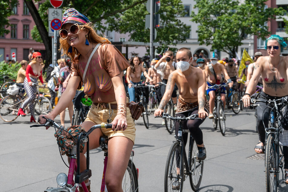 So wie hier durch Berlin wollen die Oben-Ohne-Radlerinnen auch durch Dresden fahren.