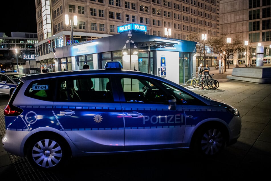 Ein 22-Jähriger betrat gegen 4.20 Uhr die Polizeiwache auf dem Alexanderplatz und bat um Hilfe. (Archivbild)