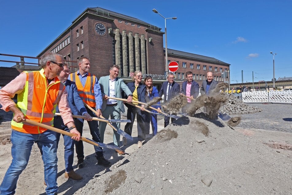 Offizieller Spatenstich für den Bahnhofsvorplatz: Mit dabei waren Vertreter von Stadt und SVZ sowie der Baufirma Papenburg. Vierte von links: Verkehrsministerin Regina Kraushaar (62, CDU).