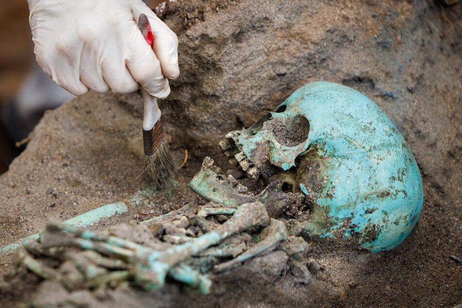 Die Skelette Hunderter Pestopfer wurden im Februar 2024 bei Bauarbeiten auf der Baustelle für ein neues Altenheim entdeckt.