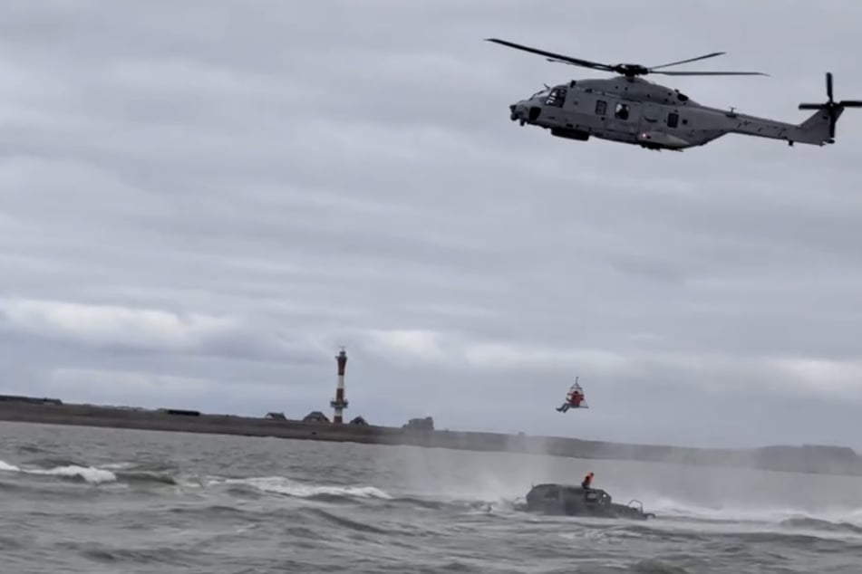 Lebensgefahr! Marine rettet Schiffbrüchige aus der Nordsee