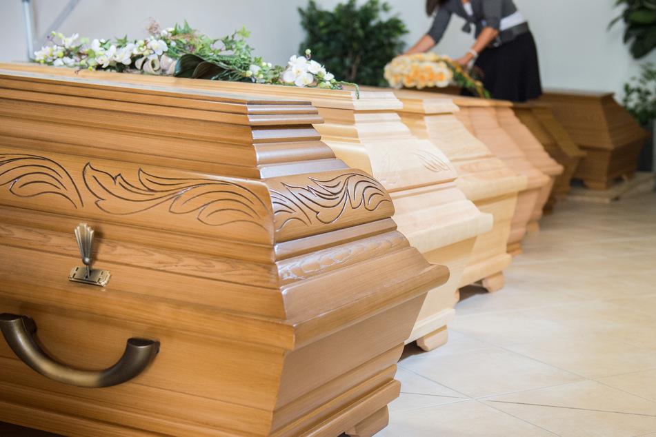 Schock bei Beerdigung: Familie findet falsche Person im Sarg - und soll doppelt zahlen!
