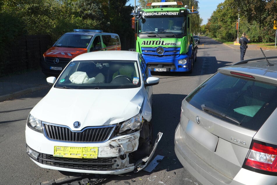 Kreuzungs-Crash zwischen zwei Autos: Busverkehr im Leipziger Osten lahmgelegt