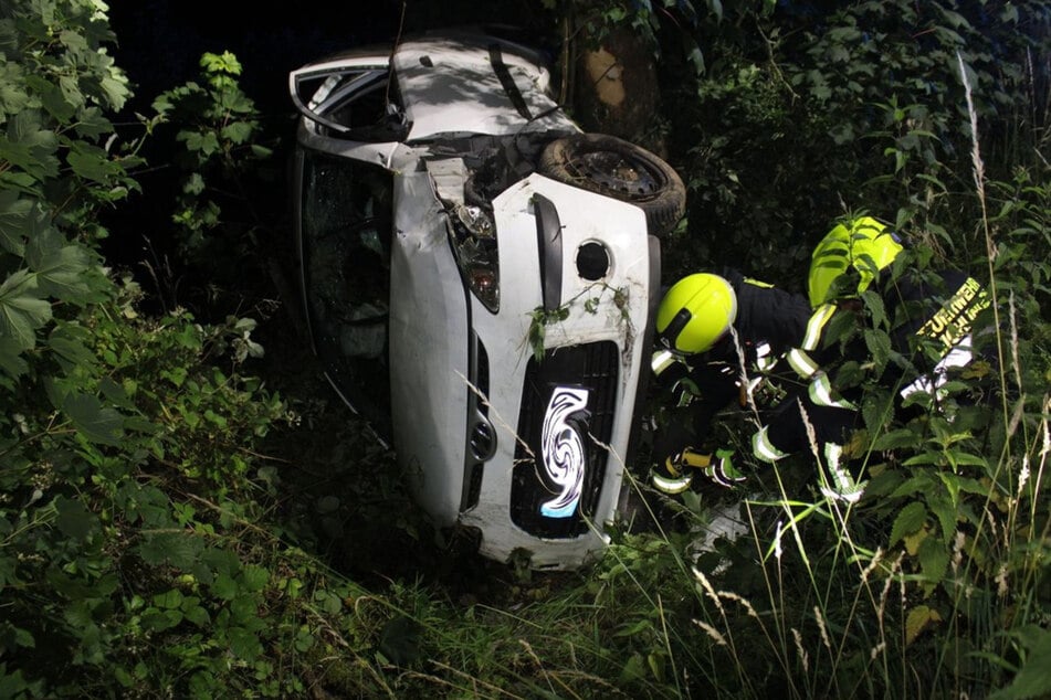 Der Hyundai blieb nach dem Crash auf der Seite liegen. Es entstand ein Schaden im vierstelligen Bereich.