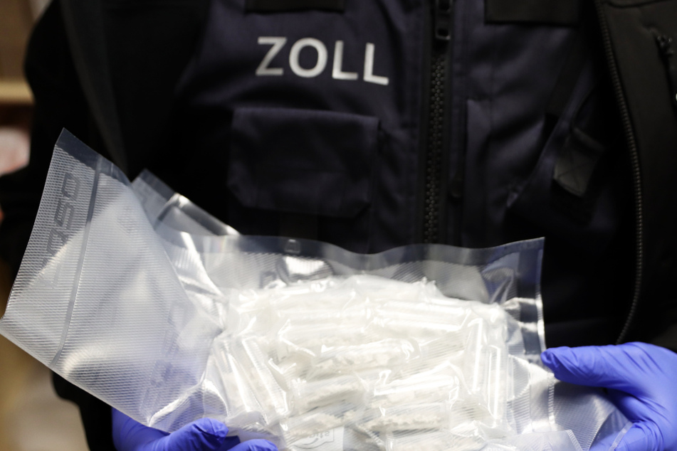 Ein Zollfahnder mit bereits in Konsumeinheiten verpacktem Kokain: Bei den Razzien wurden kiloweise Drogen beschlagnahmt.
