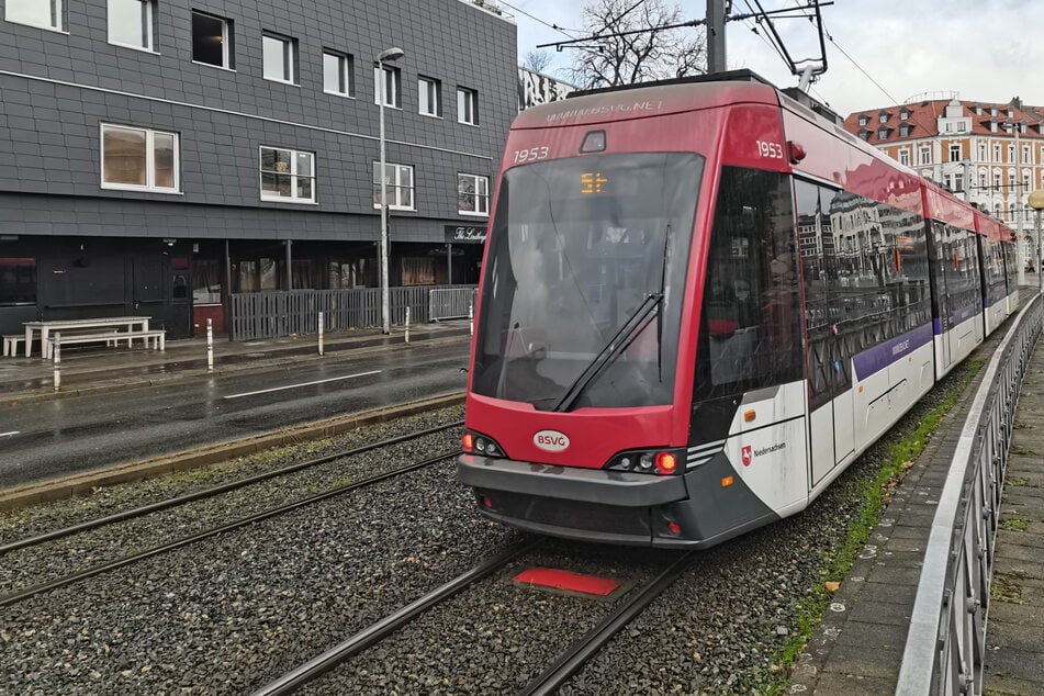 In Braunschweig wurde ein Kind unter eine Straßenbahn gezogen und schwer verletzt.