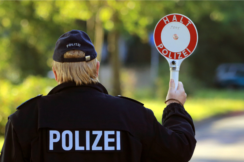 Die Polizei ermittelt nun gegen den mutmaßlichen Schleuser. Die Mädchen wurden dem Jugendamt übergeben. (Symbolbild)