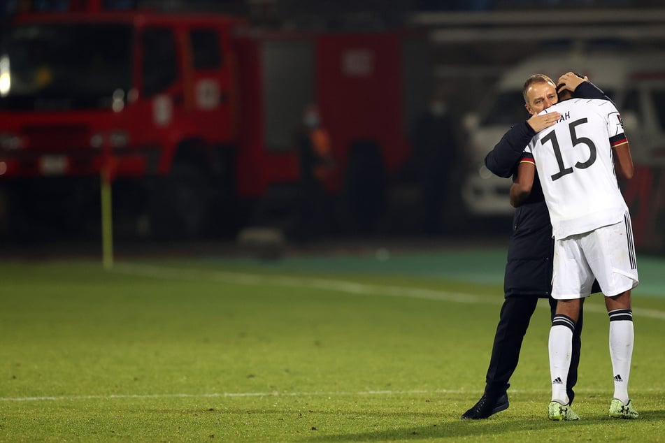 Kennen sich gut von der deutschen Nationalmannschaft: Hansi Flick (59, h.) und Jonathan Tah.