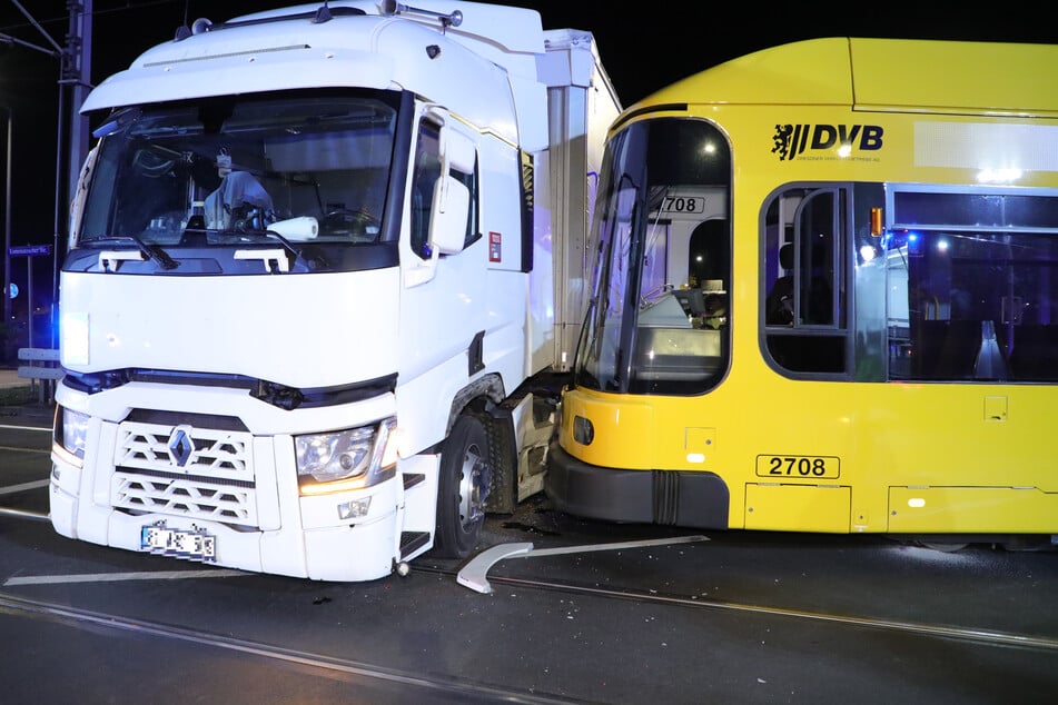 Kreuzung am Elbepark gesperrt: Straßenbahn nach Unfall mit Laster entgleist
