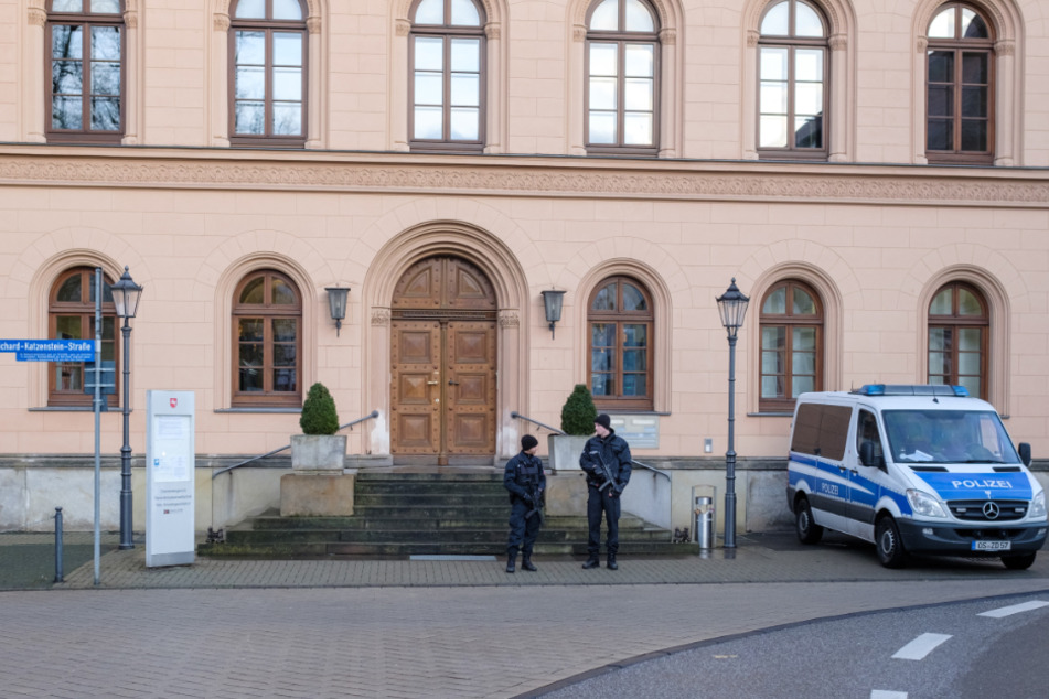 Bewaffnete Polizeibeamte sichern bei einem anderen Prozess einen Eingang zum Oberlandesgericht Celle.