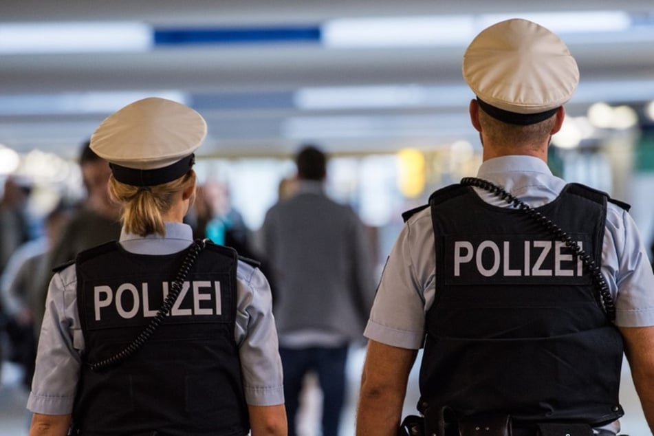 Dem erteilten Platzverweis kam der Mann nicht nach und griff einen Beamten an. (Symbolfoto)