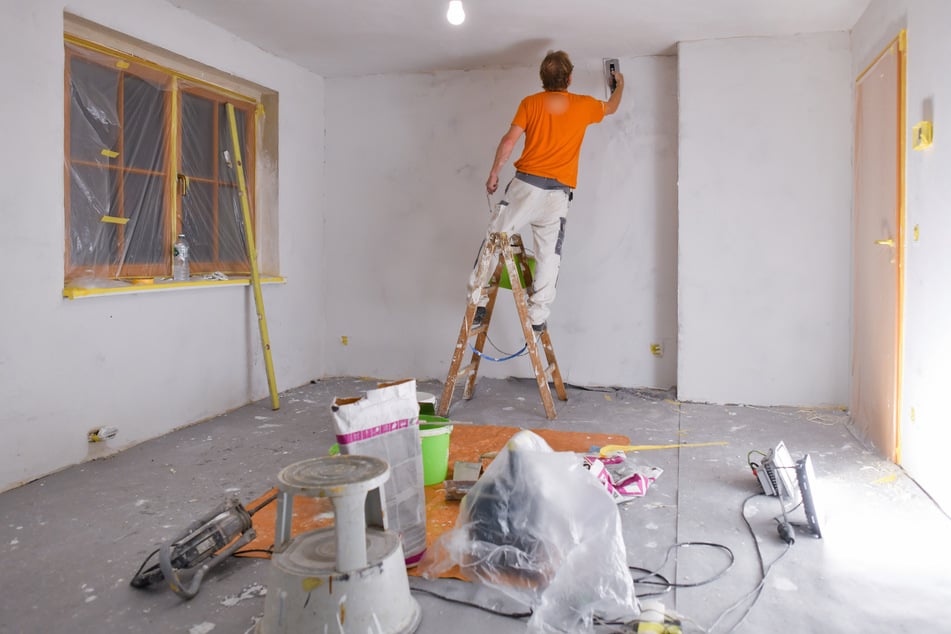 Wenn man selbst, die Hausverwaltung oder der Vermieter keinen Handwerker bestellt hat, sollte man auch keinen ins Haus lassen. (Symbolbild)