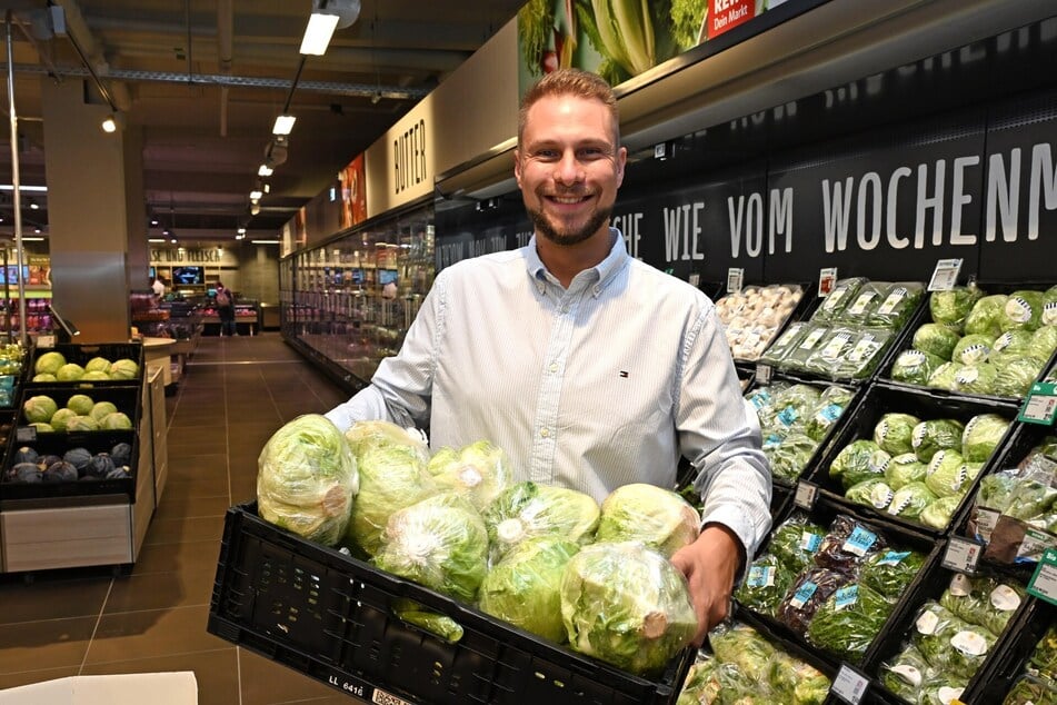 Marktleiter Alexander Böhme bei der feierlichen Eröffnung seiner REWE-Filiale in Schkeuditz.