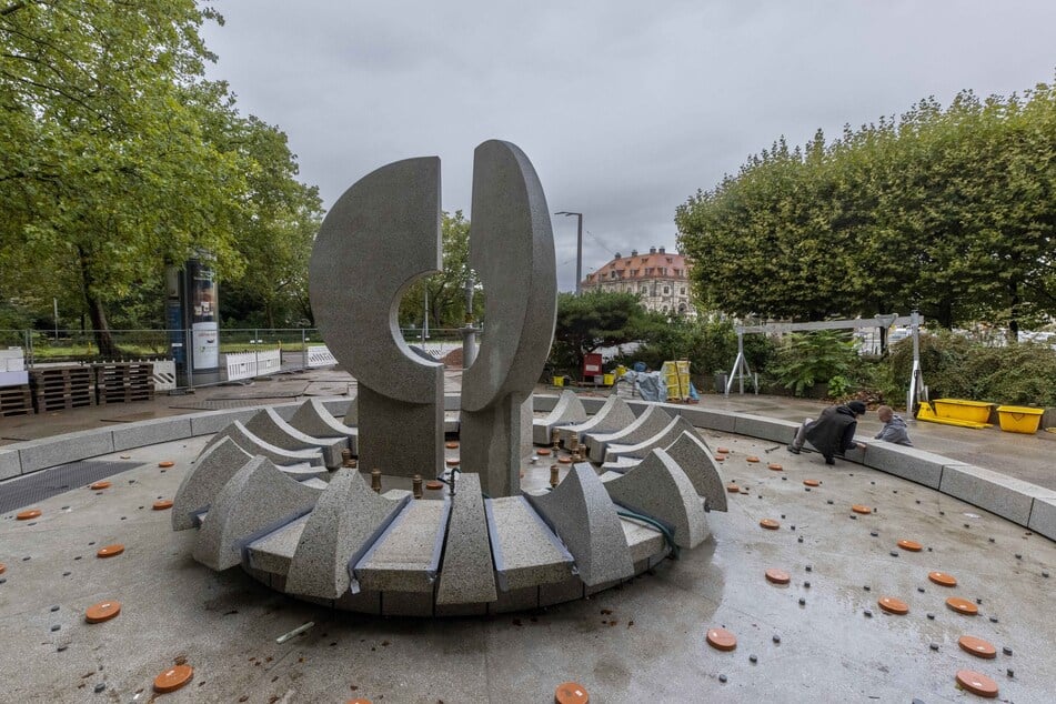 Nach mehrfacher Verzögerung stehen die Arbeiten am östlichen Kracht-Brunnen jetzt vor ihrem Abschluss.