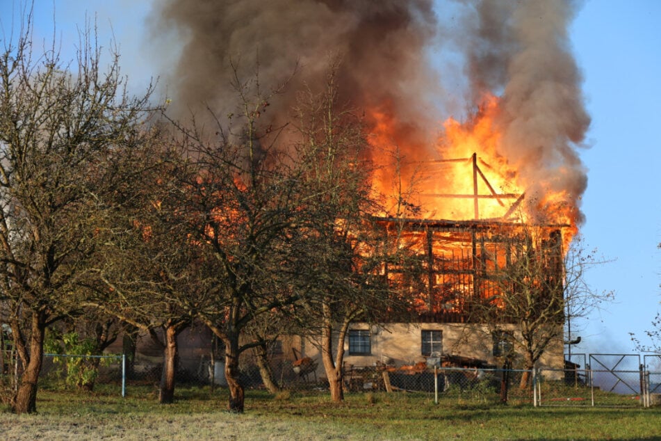Der Schuppen brennt lichterloh.