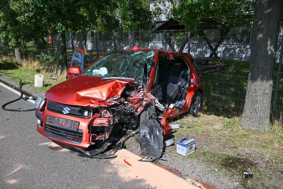 Der Fahrer des Seat musste aus seinem Auto befreit werden.