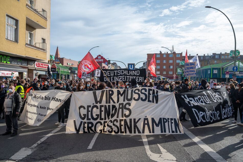 Tausende erinnern am Samstag in Berlin an die Opfer des Anschlags in Hanau.