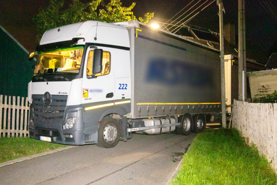 Der Lkw-Fahrer fuhr durch den Ort, anstatt der ausgeschilderten Umleitungsstrecke zu folgen.